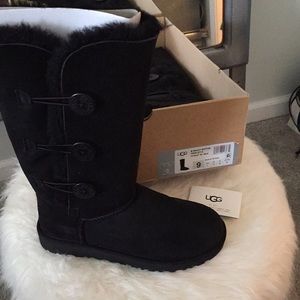 Black ugg boats